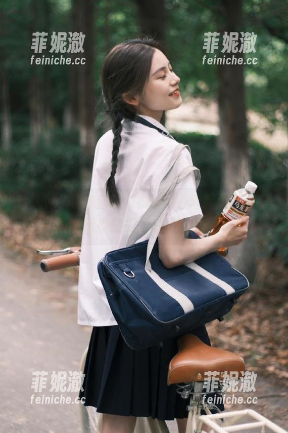 秀人网-周美美alicia 秀人网 - 周美美alicia黑色套图大赏,分享她的黑夜魅力,让你心动不已!