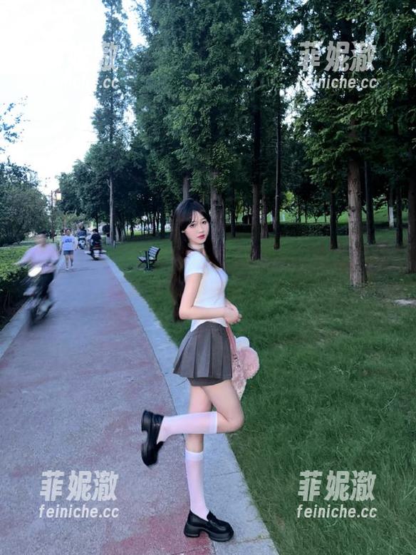 秀人网-安沛蕾 秀人网 - 精选安沛蕾泳衣图包,快来解锁你的夏日游玩新姿势!