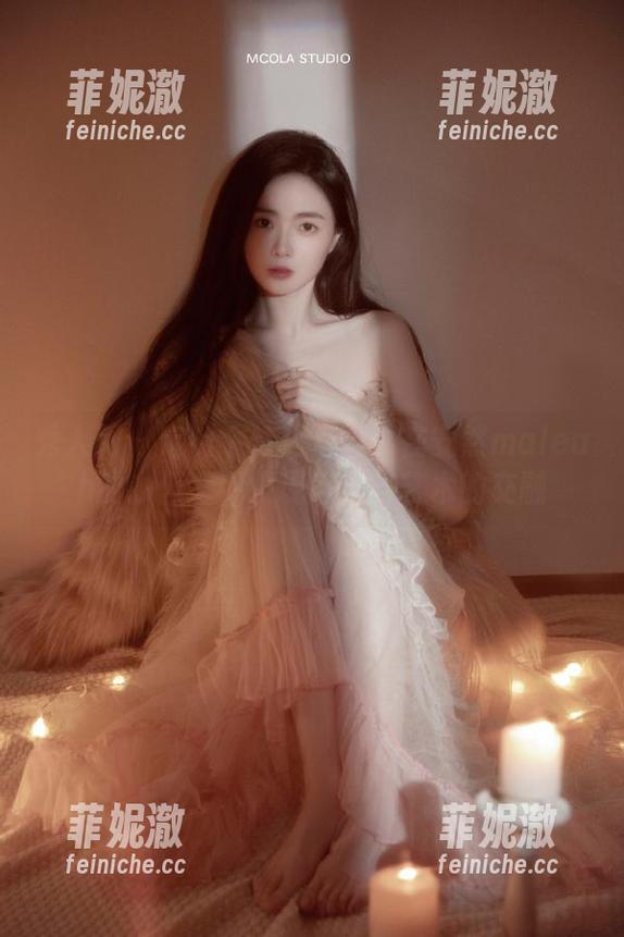 秀人网 - 定制个性化写真：在安然maleah的办公室中发现自我与艺术的交融
