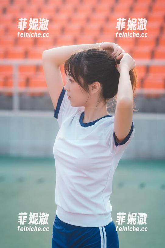 秀人网 - 优雅绽放：小蛮腰天台写真合集全新更新，记录她的每一个瞬间