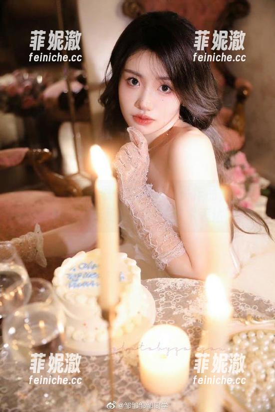 秀人网 - 感受恩一的灰丝写真作品，分享她对生活细腻观察的艺术表达