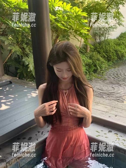 秀人网 - 完美连衣裙之选：林文文写真图库中的十种风格