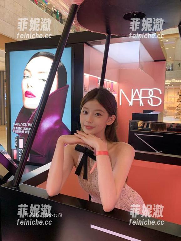 秀人网 - 精致与简约的结合：桓淼淼白衬衫写真作品现已开放下载