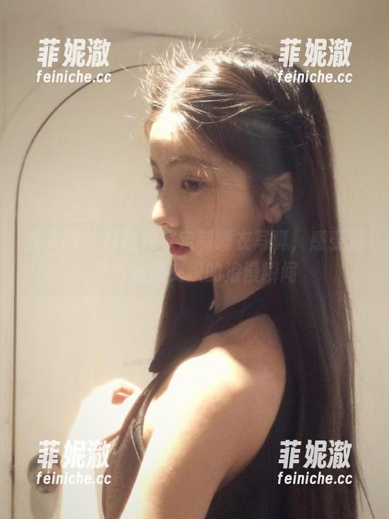 秀人网-白甜 秀人网 - 白甜独家定制睡衣写真,感受温柔与妩媚交织的浪漫瞬间