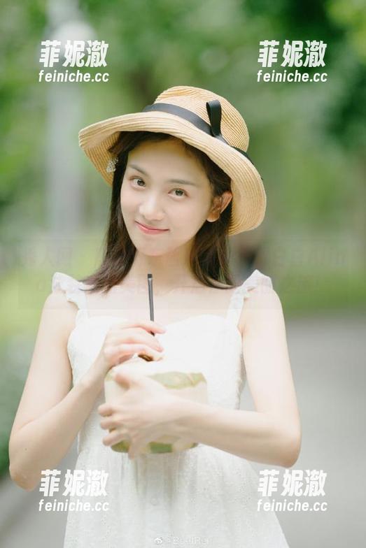 秀人网 - 收集好东西！免费获取白白Alina泳装系列美图，开启你的美丽之旅！