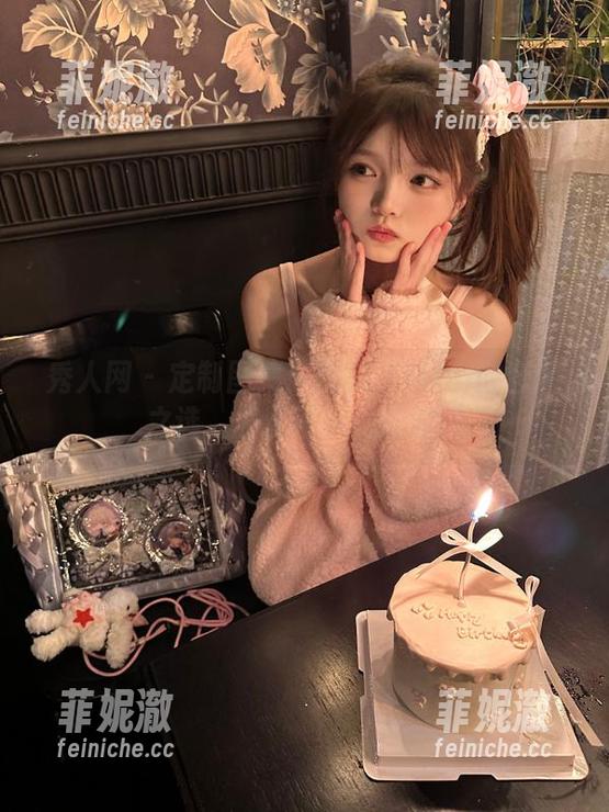 秀人网-糯美子Mini 秀人网 - 定制图集:糯美子Mini的套装之选,展现不一样的时尚