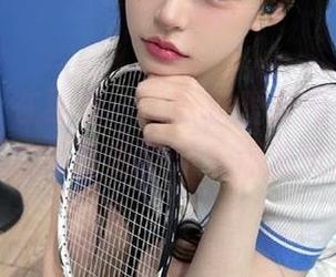 秀人网 – 在线看：“软软爱吃肉”短裤写真演绎青春梦幻与潮流风尚