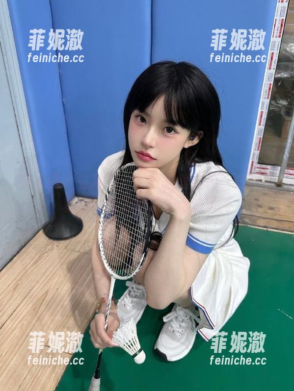 秀人网-软软爱吃肉 秀人网 - 在线看:“软软爱吃肉”短裤写真演绎青春梦幻与潮流风尚