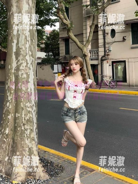秀人网 - 精美蕾丝吊裙睡裙丝袜写真集，由韩静安倾情演绎，快来下载体验吧！