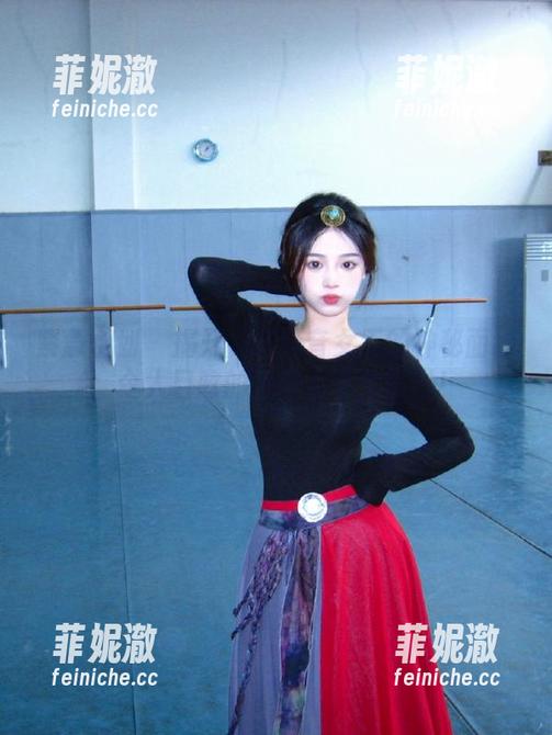 紧急企划-龙崎聆音 紧急企划 - 揭开龙崎聆音女王的神秘面纱:令人目眩的原图合集大放送!