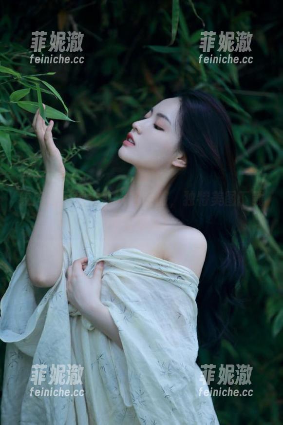绞肉姬呈现宝多六花校服，独特美图下载不容错过！