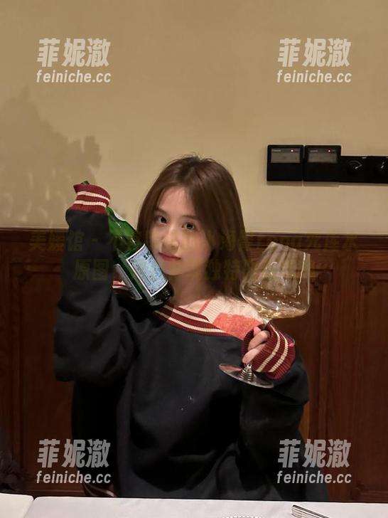 美媛馆-小海臀rena 美媛馆 - 不容错过的小海臀rena死库水原图,照片体现独特时尚气息