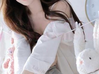 花漾show – 免费分享：许诺Sabrina红裙写真原图，带你走进她的时尚秘密花园！