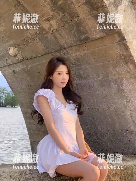 语画界-允儿Claire 语画界 - 允儿Claire为您呈现,第二套写真作品集火热更新中!