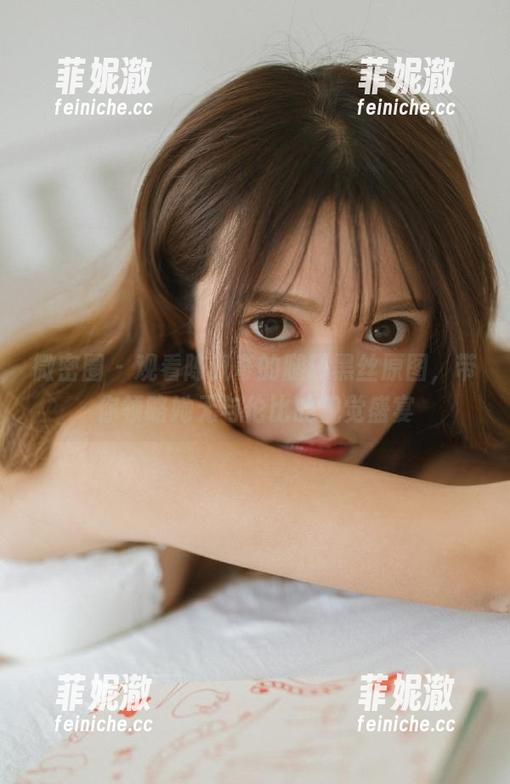 微密圈 - 观看陈佩奇的腿环黑丝原图，带你领略她无与伦比的视觉盛宴