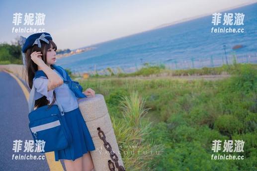 让人心动的精选作品：黏黏团子兔的吊带写真之美