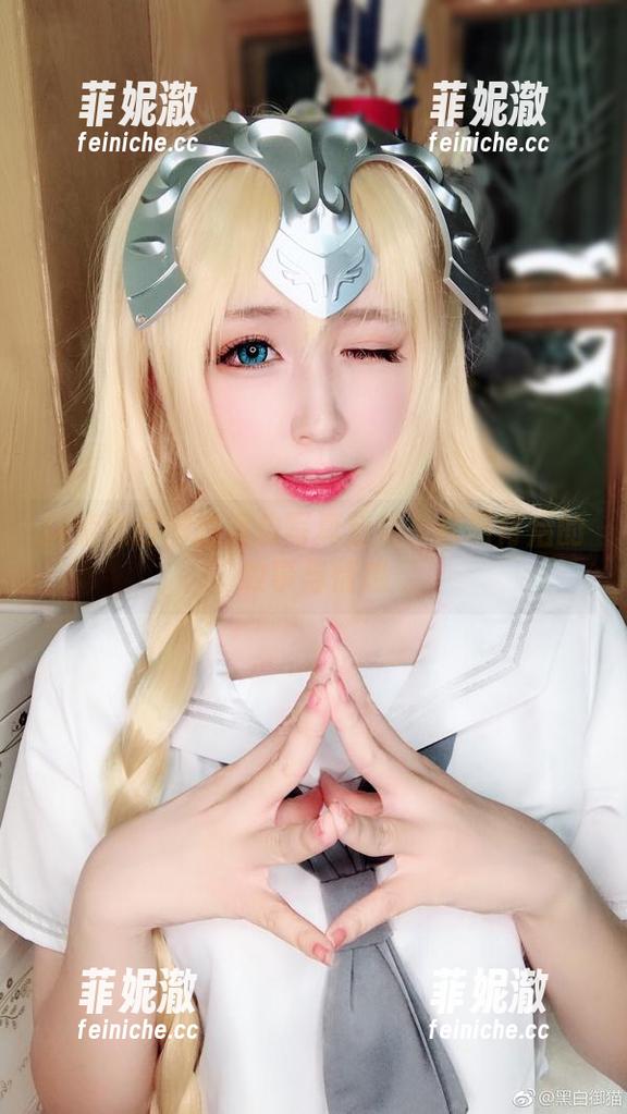 探索黑白御猫海边写真全集：原图背后的故事与情感